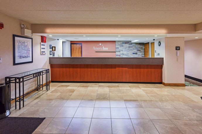 Imagen de los interiores del Hotel Americinn By Wyndham Omaha. Foto 17