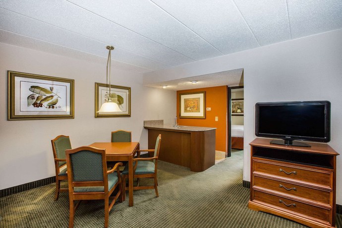 Imagen de la habitación del Hotel Americinn By Wyndham Omaha. Foto 14