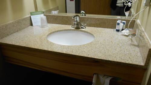 Imagen de la habitación del Hotel Americinn By Wyndham Oswego. Foto 7