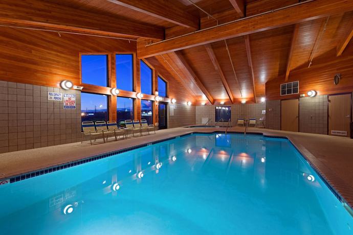 Imagen de la piscina del Hotel Americinn By Wyndham Rexburg Byui. Foto 17