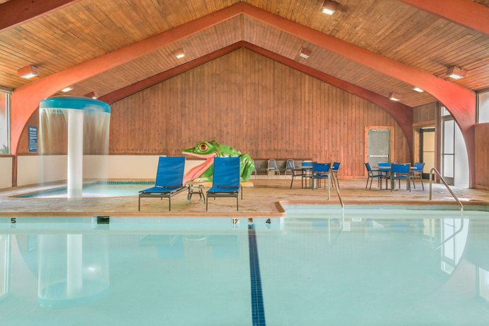 Imagen de la piscina del Hotel Americinn By Wyndham Rochester Near Mayo Clinic. Foto 20