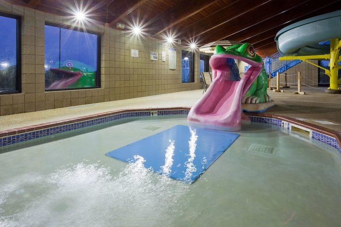 Imagen de la piscina del Hotel Americinn By Wyndham Shakopee Near Canterbury Park. Foto 19