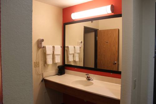 Imagen de la habitación del Hotel Americinn By Wyndham West Burlington. Foto 2