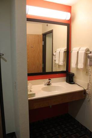 Imagen de la habitación del Hotel Americinn By Wyndham West Burlington. Foto 3