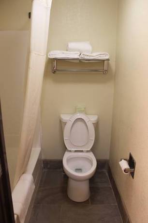 Imagen de la habitación del Hotel Americinn By Wyndham West Burlington. Foto 4