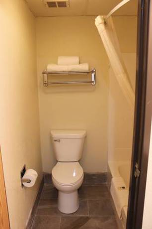 Imagen de la habitación del Hotel Americinn By Wyndham West Burlington. Foto 8