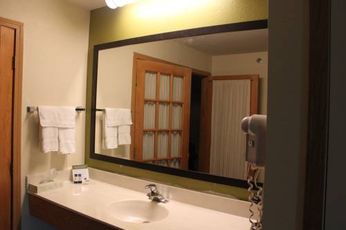 Imagen de la habitación del Hotel Americinn By Wyndham West Burlington. Foto 10