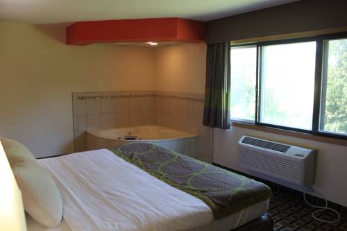 Imagen de la habitación del Hotel Americinn By Wyndham West Burlington. Foto 11