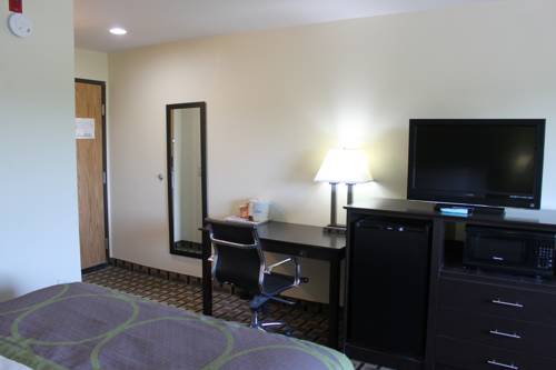 Imagen de la habitación del Hotel Americinn By Wyndham West Burlington. Foto 12