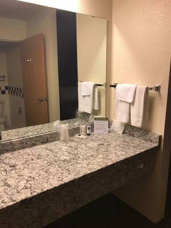 Imagen de la habitación del Hotel Americinn By Wyndham and Suites Long Lake. Foto 9