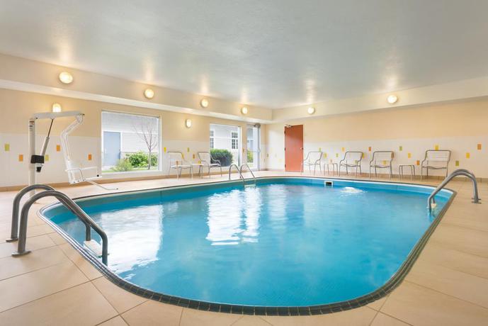 Imagen de la piscina del Hotel Amerivu Inn and Suites Grand Forks. Foto 11