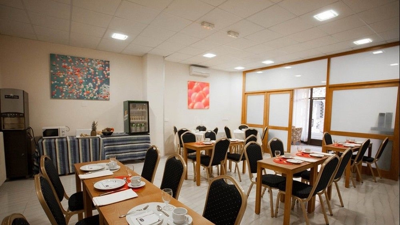 Imagen del bar/restaurante del Hotel Amic Colon. Foto 2