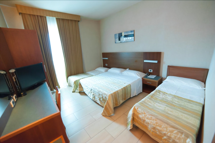 Imagen de la habitación del Hotel Amico, MARINA DI CITTA SANT ANGELO. Foto 11