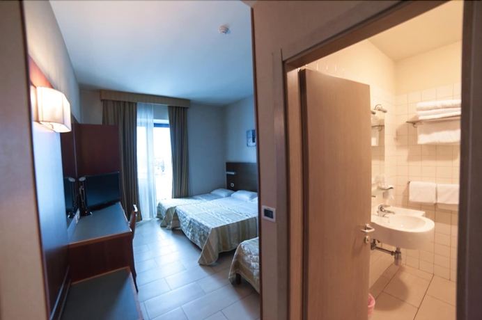 Imagen de la habitación del Hotel Amico, MARINA DI CITTA SANT ANGELO. Foto 12