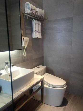 Imagen de la habitación del Hotel Amigo Bintulu. Foto 22