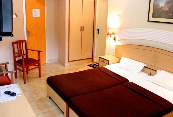 Imagen de la habitación del Hotel Amigo Plaza. Foto 18