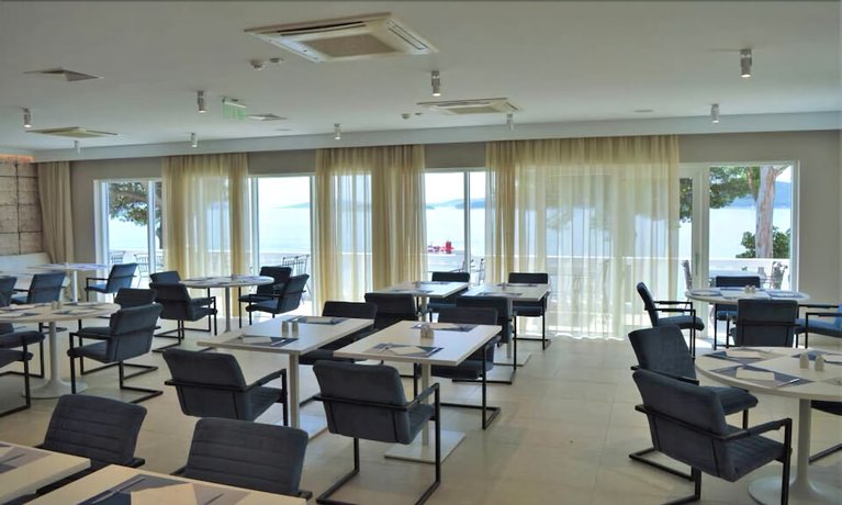 Imagen del bar/restaurante del Hotel Aminess Bellevue Village. Foto 3