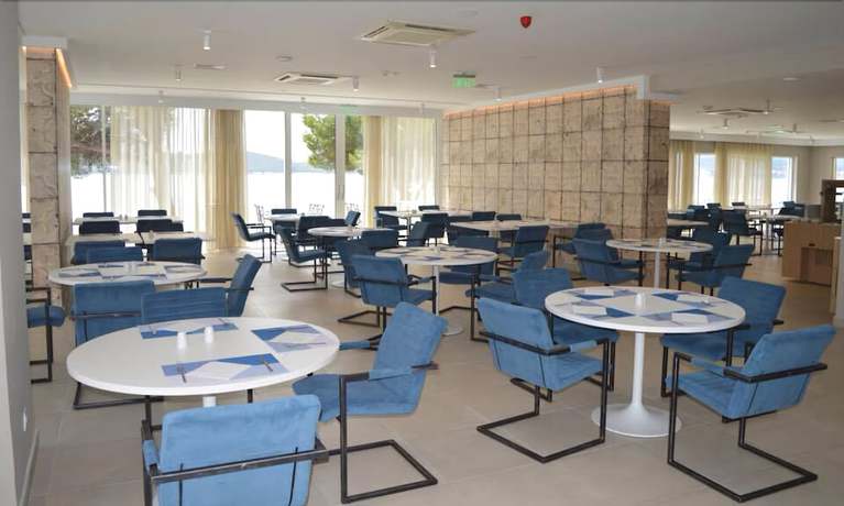 Imagen del bar/restaurante del Hotel Aminess Bellevue Village. Foto 4