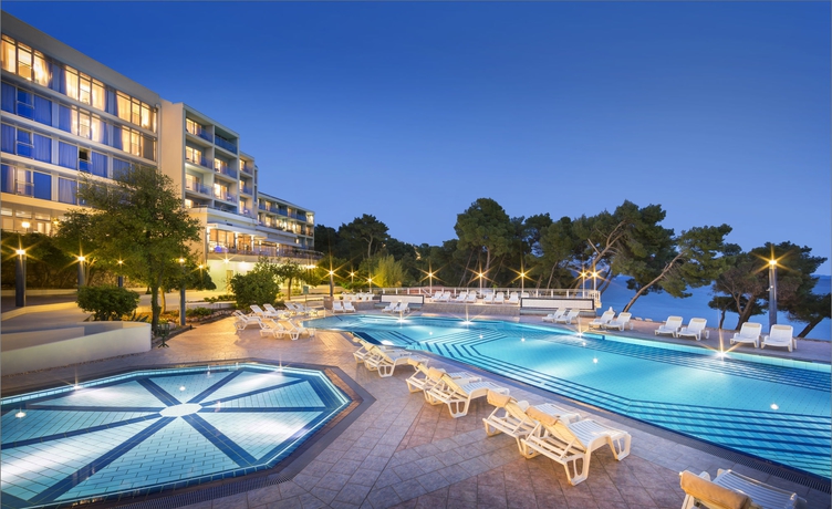 Imagen de la piscina del Hotel Aminess Grand Azur. Foto 15
