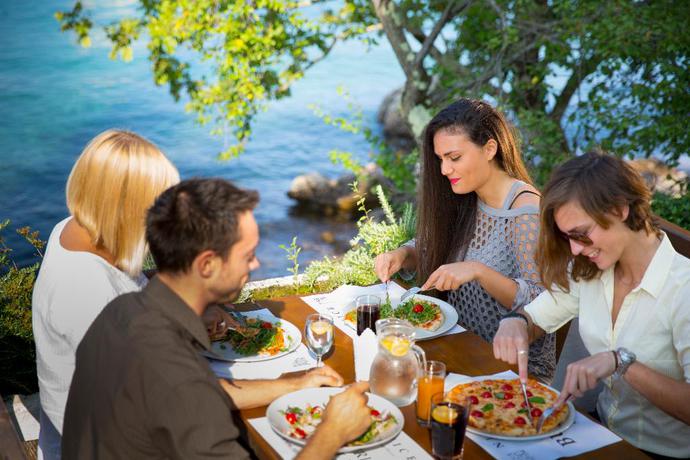 Imagen del bar/restaurante del Hotel Aminess Younique Gaia Green Villas. Foto 12