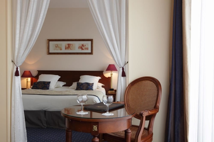 Imagen de la habitación del Hotel Amiral, Plaza de Italia. Foto 8