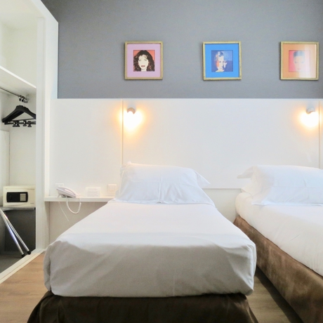 Imagen de la habitación del Hotel Amirauté, Cannes. Foto 9