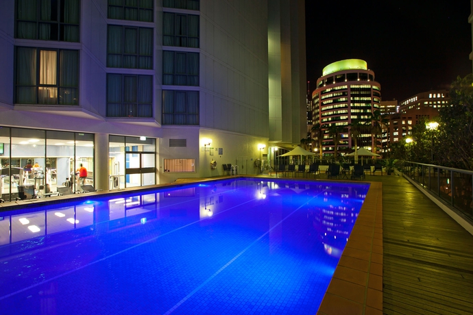 Imagen de la piscina del Hotel Amora Brisbane. Foto 15