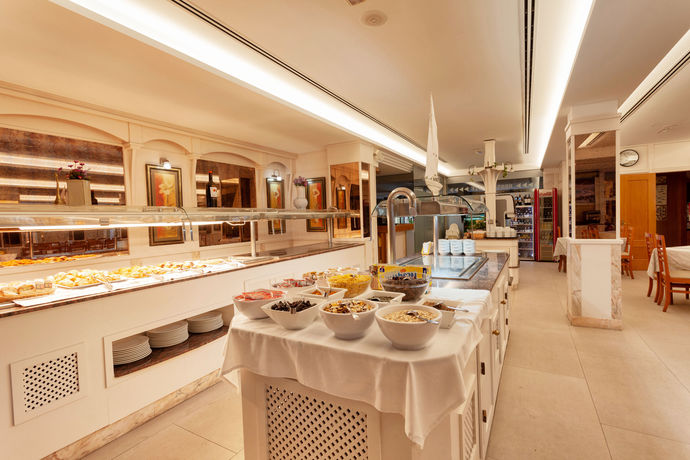 Imagen del bar/restaurante del Hotel Amoros. Foto 2