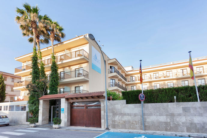 Imagen de los exteriores del Hotel Amoros. Foto 13