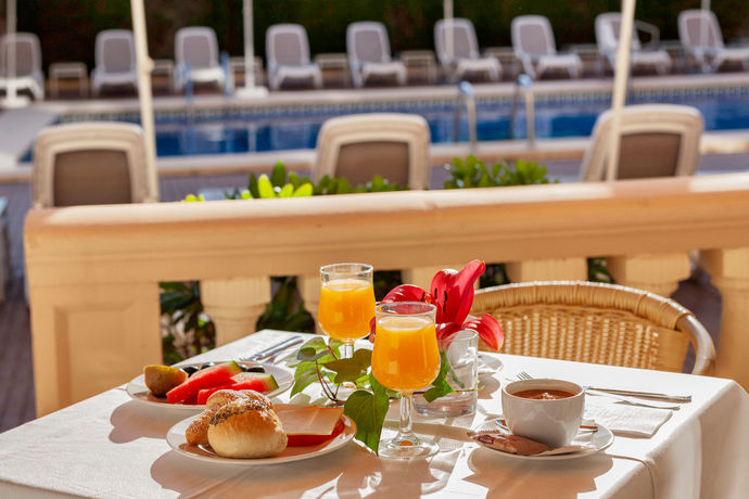 Imagen de los exteriores del Hotel Amoros. Foto 14