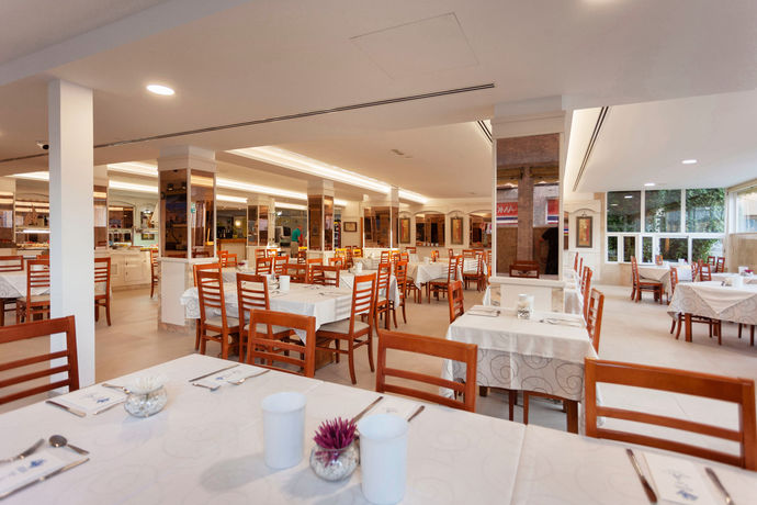 Imagen del bar/restaurante del Hotel Amoros. Foto 6