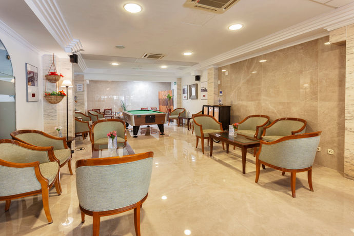 Imagen del bar/restaurante del Hotel Amoros. Foto 7