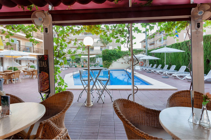 Imagen del bar/restaurante del Hotel Amoros. Foto 8