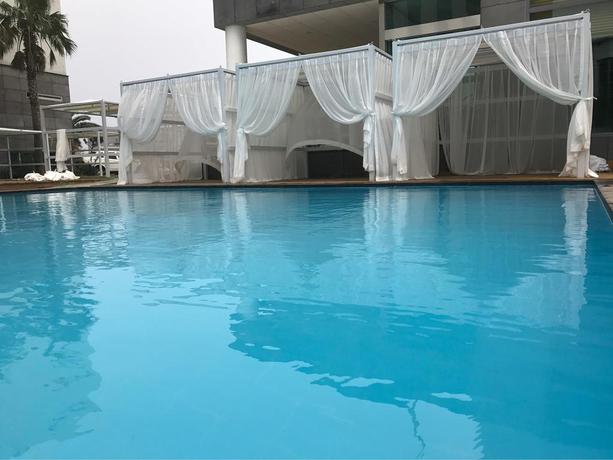 Imagen de la piscina del Hotel Amoureux. Foto 7
