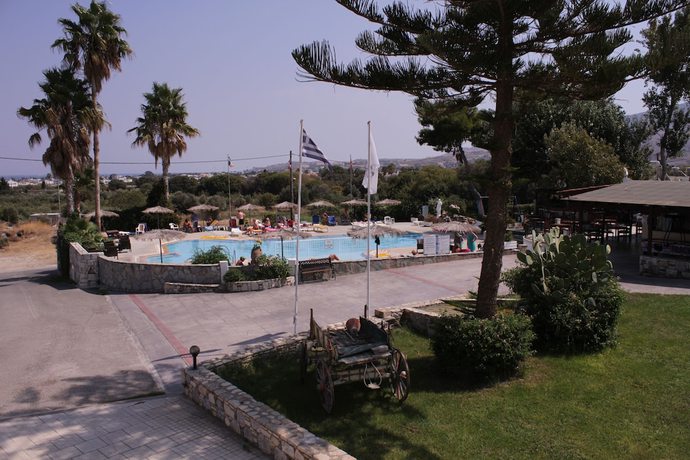Imagen de la piscina del Hotel Ampavris Family Apartments. Foto 18