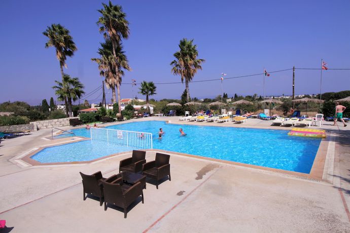 Imagen de la piscina del Hotel Ampavris Family Apartments. Foto 19