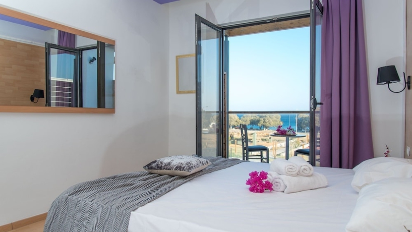 Imagen de la habitación del Hotel Ampelia Seaside Resort. Foto 16