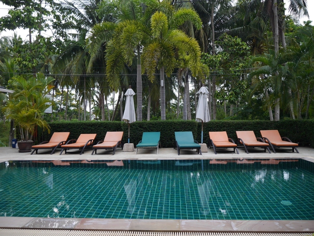 Imagen de la piscina del Hotel Ampha Place. Foto 9