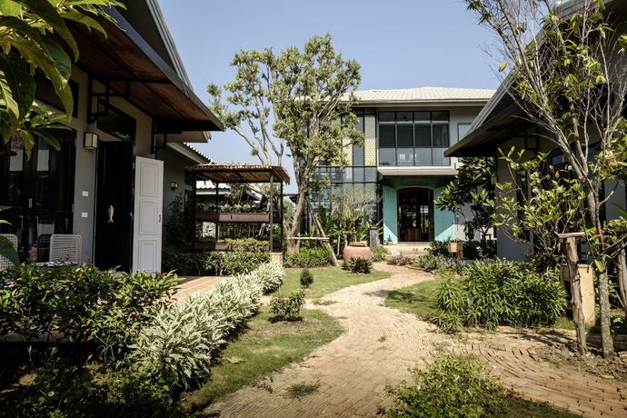 Imagen de los exteriores del Hotel Amphawa Caza Platuu. Foto 15