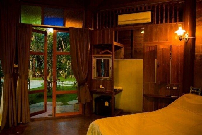 Imagen de la habitación del Hotel Amphawa Club. Foto 15