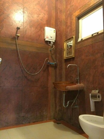Imagen de la habitación del Hotel Amphawa Club. Foto 16