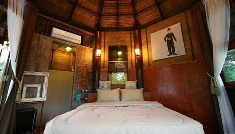Imagen de la habitación del Hotel Amphawa Club. Foto 18
