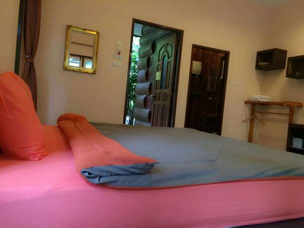 Imagen de la habitación del Hotel Amphawa Club. Foto 19