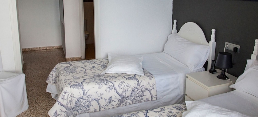 Imagen de la habitación del Hotel Ampolla Sol. Foto 14