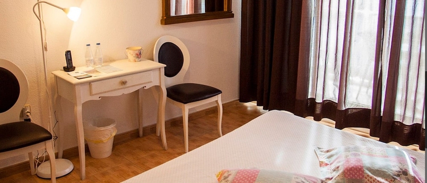 Imagen de la habitación del Hotel Ampolla Sol. Foto 17