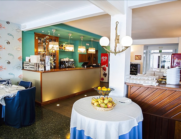 Imagen del bar/restaurante del Hotel Ampolla Sol. Foto 3