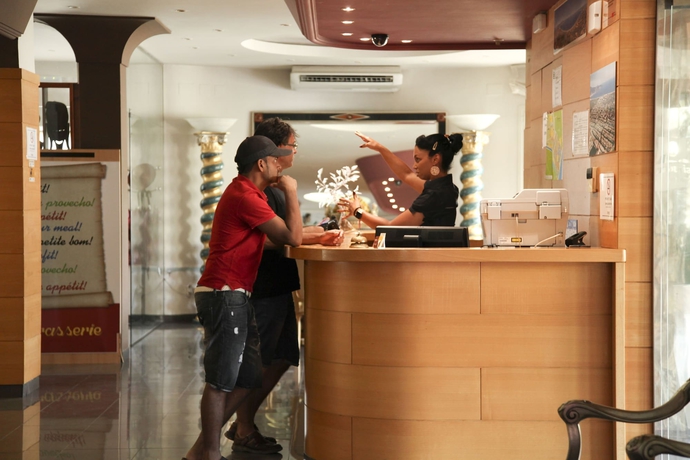 Imagen de los interiores del Hotel Ampuria Inn. Foto 16