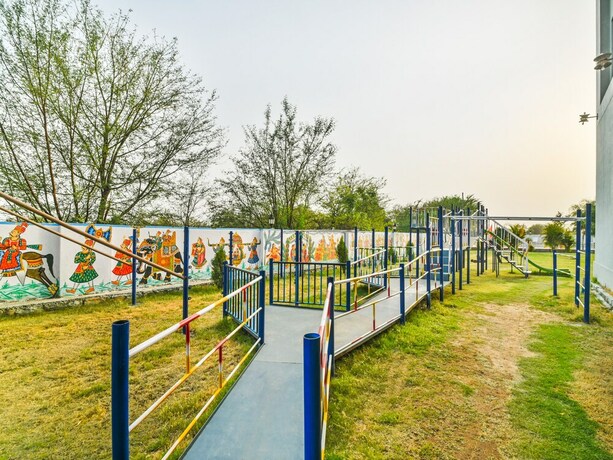 Imagen de los exteriores del Hotel Amrit Manthan. Foto 30