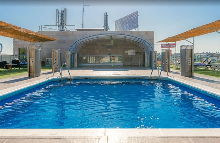 Imagen de la piscina del Hotel Amura Alcobendas. Foto 19