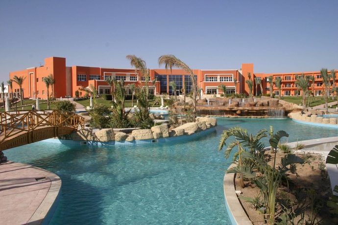 Imagen de la piscina del Hotel Amwaj Oyoun Resort and Casino. Foto 15